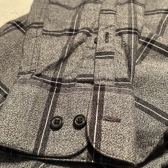 Medium Slim fit Marc Anthony button down shirt. - Picture 4 of 4